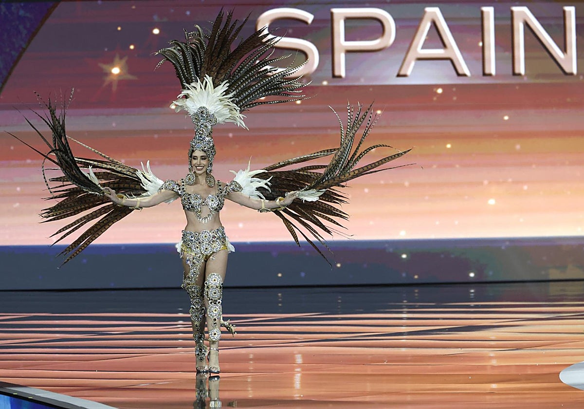 Andrea Valero, candidata española a Miss Universo, durante el desfile de traje nacional