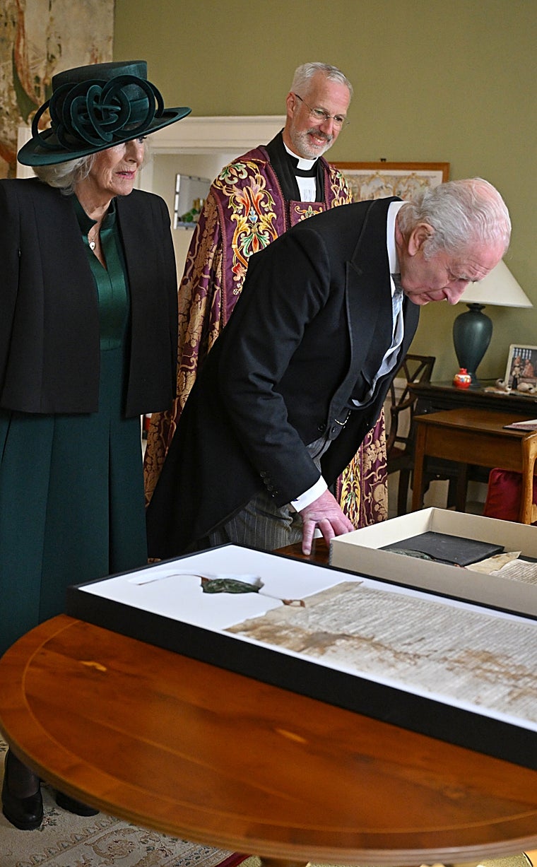 Carlos III examina alguns documentos no dia do Royal Clean Service