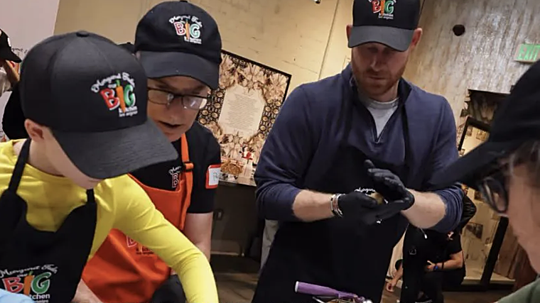 Harry y Archie preparando galletas
