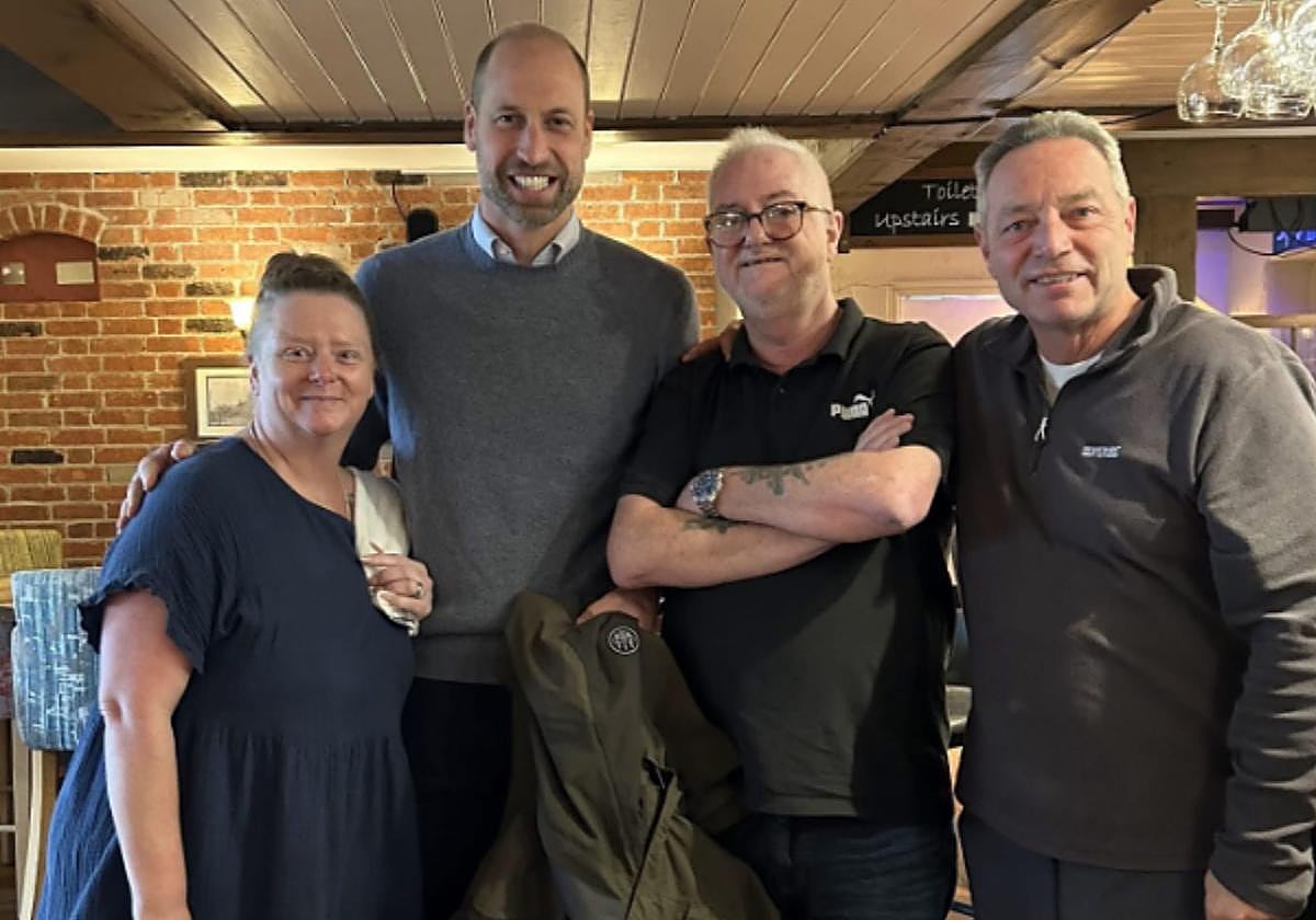 El Príncipe Guillermo, junto a clientes del pub.