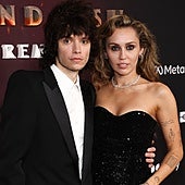 Miley Cyrus y Maxx Morando se comprometen tras cuatro años de relación