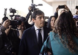 Condenado a dos años y medio de prisión uno de los cinco médicos que suministró ketamina y causó la muerte de Matthew Perry