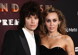 Miley Cyrus ya luce anillo de compromiso y la joya vale 385.000 euros