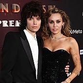 Miley Cyrus ya luce anillo de compromiso y la joya vale 385.000 euros