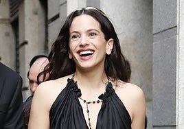 Rosalía sorprende viajando en turista y... ¿con una piñata?