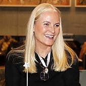 La Princesa Mette-Marit reaparece en el peor momento: un hijo espera juicio y el otro rompe con su novia