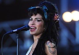 El padre de Amy Winehouse demanda a dos amigas de la cantante por vender sus pertenencias sin permiso