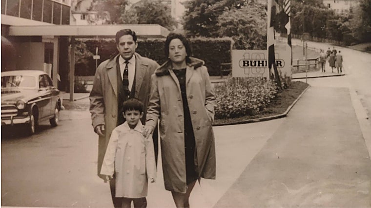 Carlos Iglesias junto a sus padres