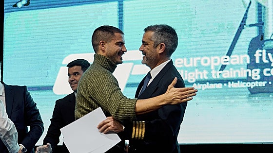 Maxi Iglesias se gradúa como piloto de aviones