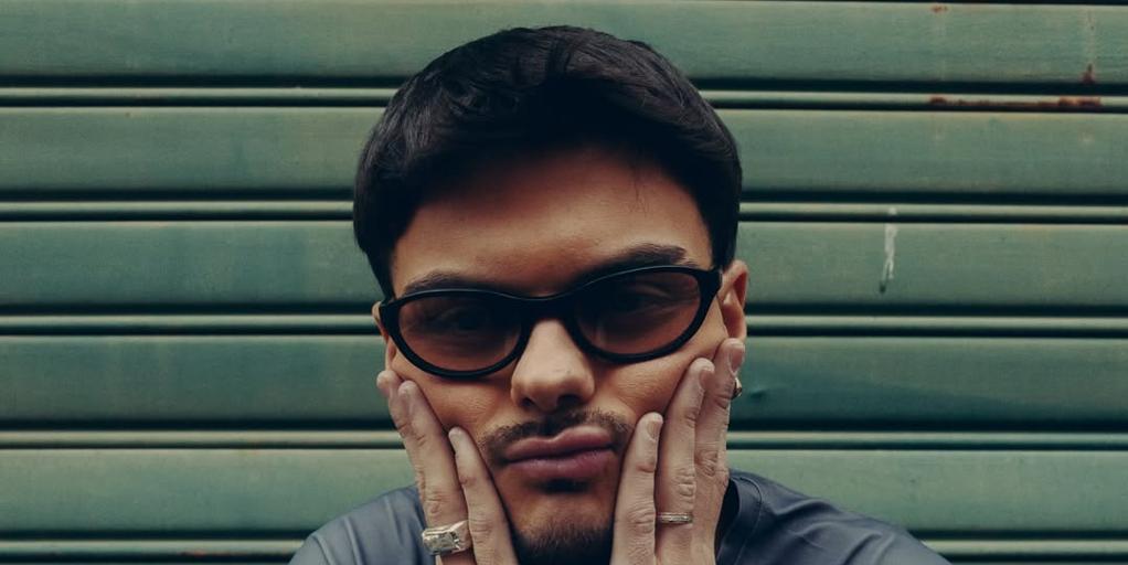 La vida personal de Abraham Mateo: su reciente ruptura con su novia, su hermano famoso y el bullying que sufrió