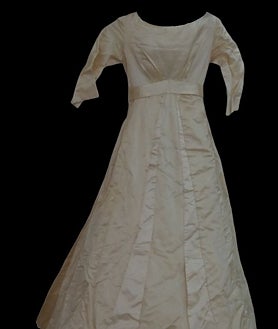 Imagem Secundária 2 – Medalhas conquistadas por Constantino nas Olimpíadas de Roma 1960, na categoria vela. Os sapatos de casamento da Rainha Sofia. Vestido de noiva de Ana Maria da Dinamarca em seu casamento com Constantino em 1964.