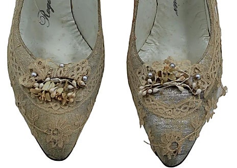 Imagem Secundária 1. Medalhas conquistadas por Constantino nas Olimpíadas de Roma 1960, na categoria vela. Os sapatos de casamento da Rainha Sofia. Vestido de noiva de Ana Maria da Dinamarca em seu casamento com Constantino em 1964.