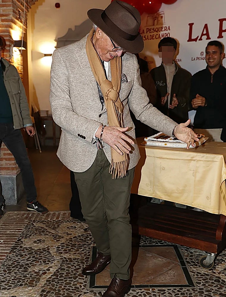 José Ortega Cano da un pase durante su cumpleaños.
