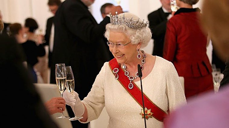 The late Queen Elizabeth II toasting at a state dinner in 2015