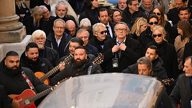 Paul Watson, Nicolas-Jacques Charrier (hijo de Brigitte Bardot), Bernard d'Ormale, Chico Bouchikhi, y los Gipsy Kings en la iglesia de Notre-Dame de l'Assomption en Saint-Tropez