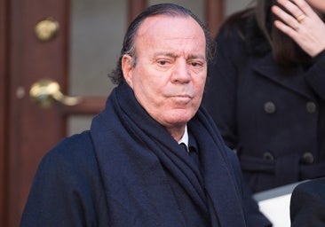 Julio Iglesias está «preocupado y con el ánimo bajo» y pide ayuda a sus amigos
