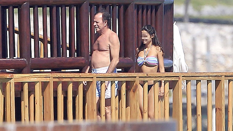 Julio Iglesias junto a una de sus empleadas