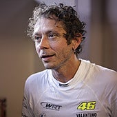 Guerra en la familia de Valentino Rossi: demanda a la novia de su padre por estafa