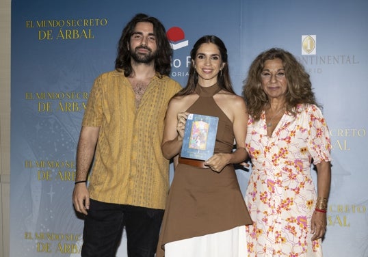 Lolita Flores con sus dos hijos Elena Forrias y Guillermo Forrias.