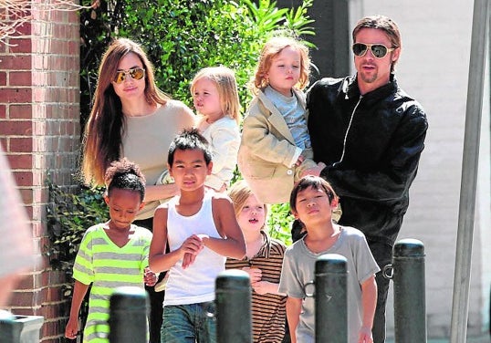 Angelina Jolie y Brad Pitt con sus seis hijos