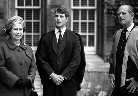 Isabel II, el príncipe Eduardo y el duque de Edimburgo, en una imagen de 1984.