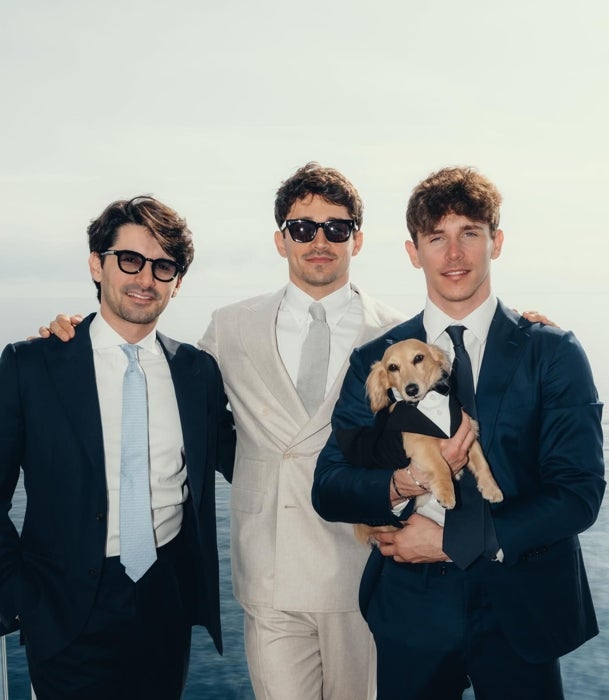 Charles y sus hermanos Lorenzo y Arthur, con su perrito Leo en brazos