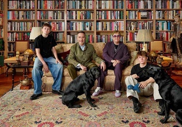 Elton John presume de su familia moderna en un retrato de museo