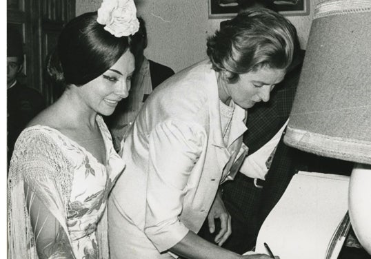 Ingrid Bergman firma en el libro de visitas del Corral de la Morería (1960).