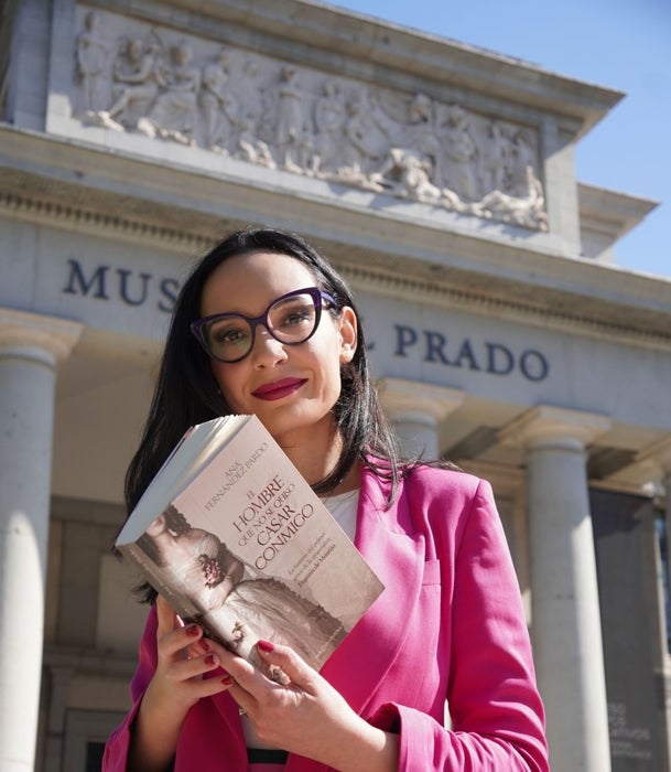 Ana Fernández Pardo con su libro 'El hombre que no se quiso casar conmigo' sobre Eugenia de Montijo.