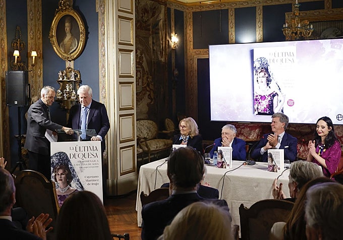 La presentación del libro 'La última Duquesa', con el Duque de Alba, Cayetano y Ana Fernández Pardo, entre otros.