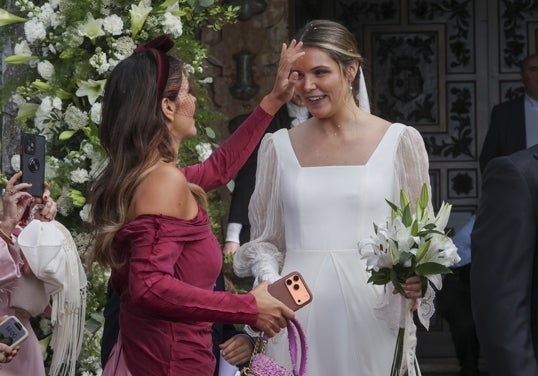 Laura Matamoros, junto a su hermana Irene en la boda.