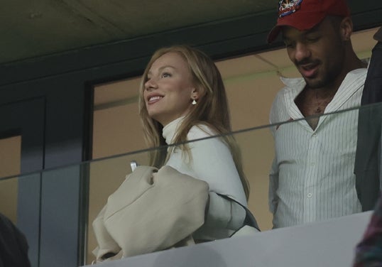 Ester Expósito y Sergio Momo en el Bernabéu.
