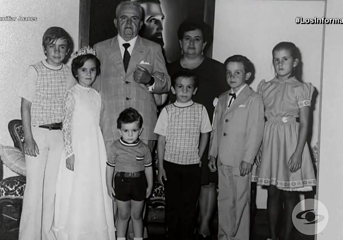 La familia de Juanes con el artista en el centro, el más pequeño.