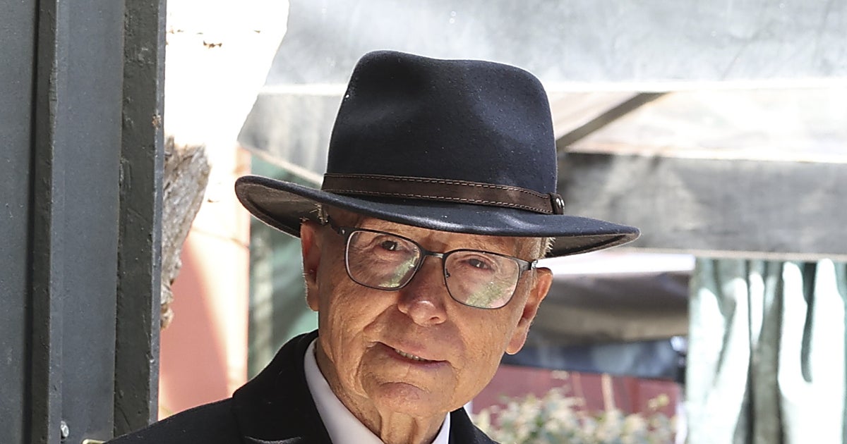 Las impactantes imágenes de José Ortega Cano por los suelos en un acto benéfico