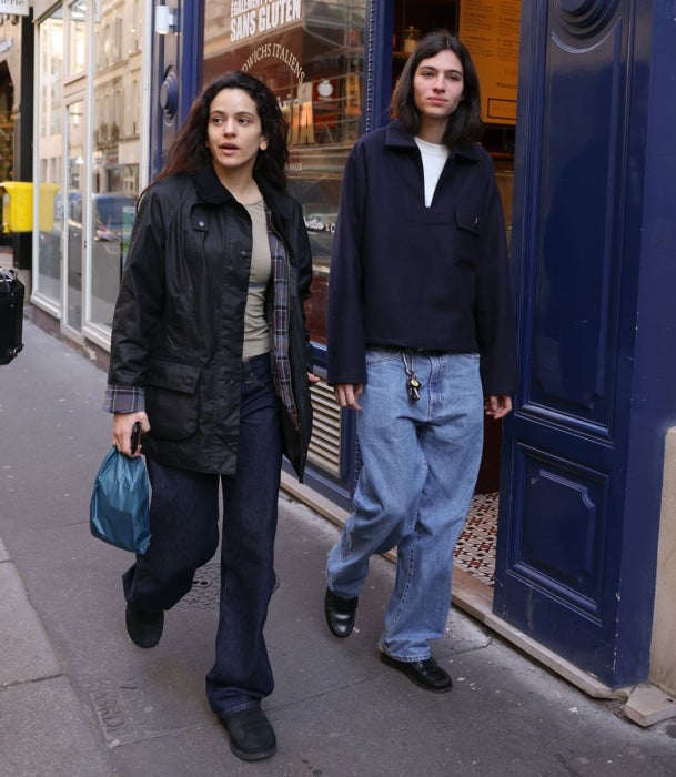 Rosalía y Loli Bahía caminando por París.