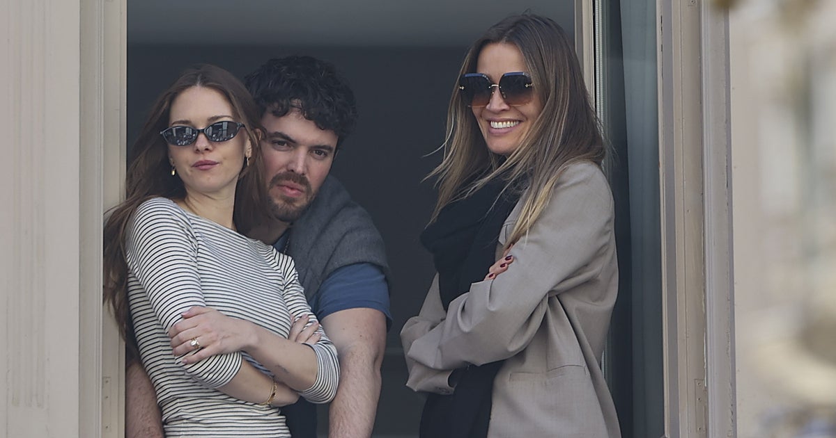 Nicole Kimpel y Stella del Carmen arropan a Antonio Banderas en la Semana Santa malagueña