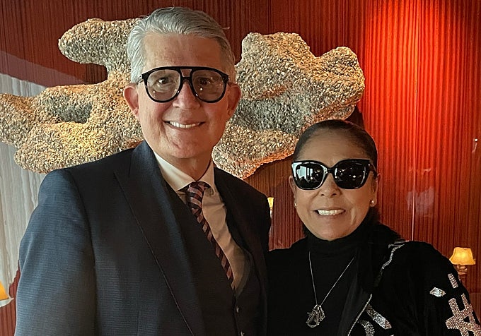 Isabel Pantoja con Francisco Pou, CEO de Mediacrest, con quien la cantante prepara su biopic y documental.