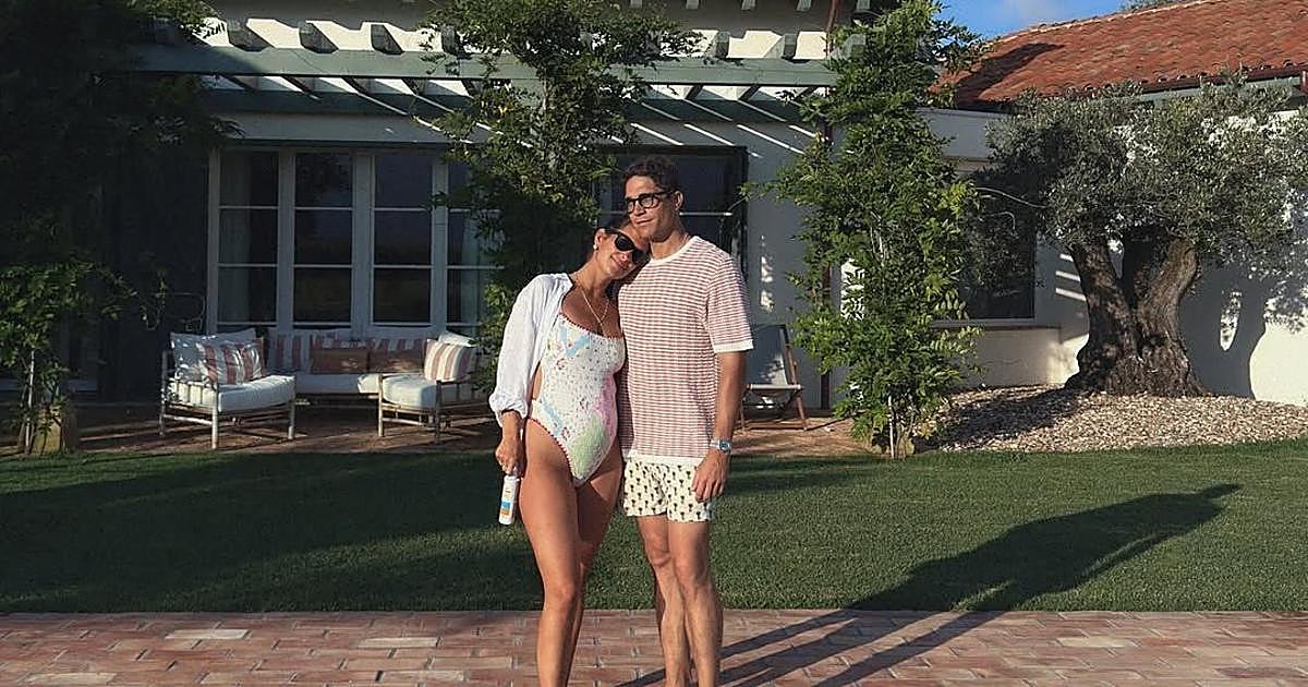 El refugio de María Pombo y Pablo Castellano en Cantabria: capacidad para 16 personas, cocina de obra y piscina con vistas al campo