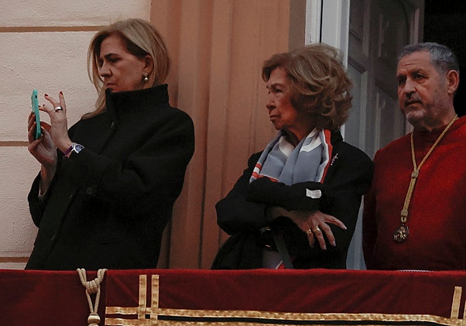 La Reina Sofía y la Infanta Cristina presencian la procesión del Jueves Santo desde el balcón de la Real Sociedad Económica de Amigos del País.