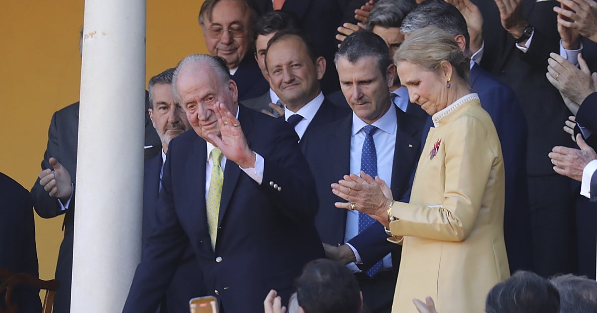 El tierno abrazo de Victoria Federica a Juan Carlos I en Sevilla… y el gesto de su novio que no pasó desapercibido