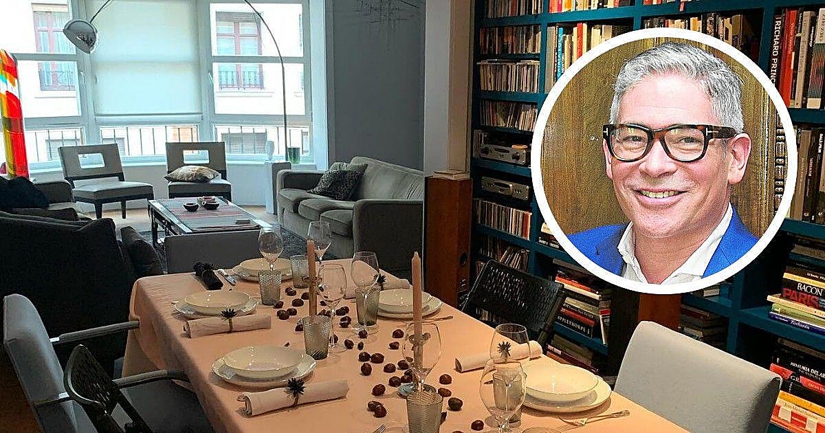 La casa «tropical» de Boris Izaguirre en Madrid: una cocina turquesa, el salón con mirador y dos comedores conectados