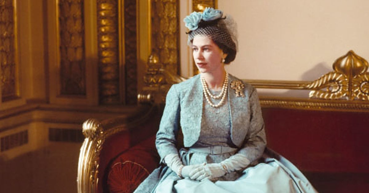 El vestidor de Isabel II, el más grande de la historia, sale a la luz: 4.000 piezas y secretos nunca vistos