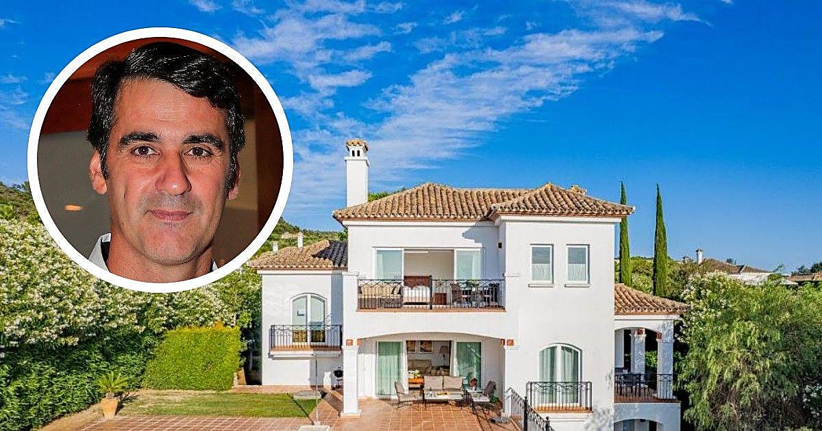 La casa andaluza de Jesulín de Ubrique en Cádiz: piscina con vistas a la sierra, cocina moderna y una terraza equipada