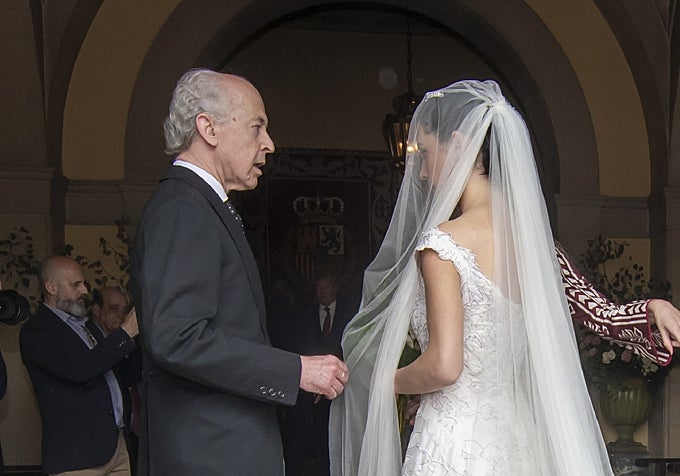 Todo sobre la boda sevillana de Carla Benjumea y Antonio Domecq: el vestido  de novia, los invitados y las sorpresas