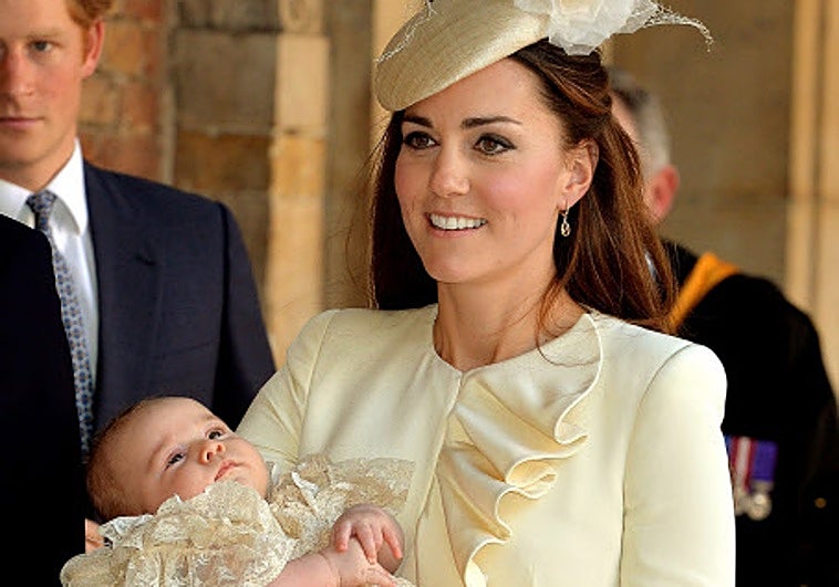 El traje de bautizo de los hijos de Guillermo y Kate Middleton, una increíble réplica del de Isabel II