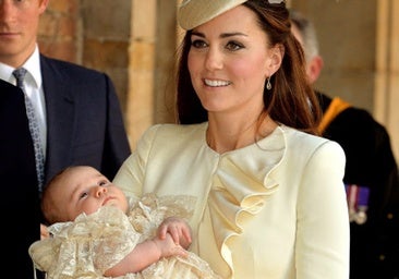 El traje de bautizo de los hijos de Guillermo y Kate Middleton, una increíble réplica del de Isabel II