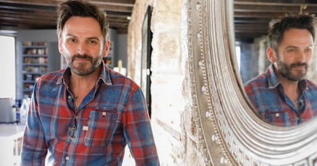 El refugio rústico de Fernando Tejero en una bonita villa de Madrid: rodeado de naturaleza y con una librería inmensa