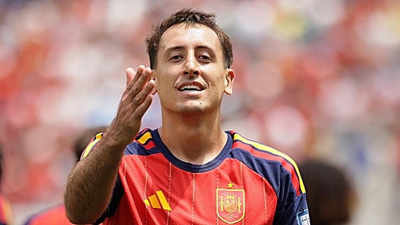 La vida personal de Mikel Oyarzabal: su novia desde la adolescencia, su hijo Martín y sus negocios fuera del fútbol
