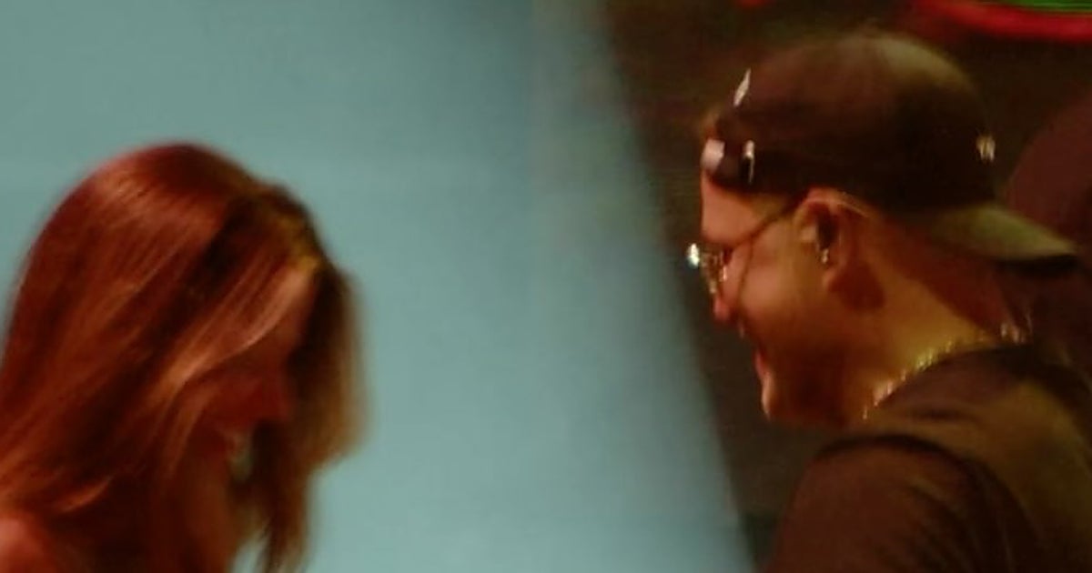 Alejandro Sanz y Stephanie Cayo se besan apasionadamente en un concierto