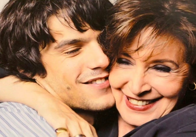 Un jovencísito Alejo Sauras abraza a Concha Velasco, por la sentía una especial admiración